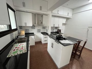 Casa en venta en La Lucila, de Libertador al Rio como a estrenar.