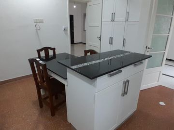Casa en venta en La Lucila, de Libertador al Rio como a estrenar.