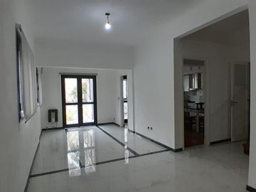 Casa en venta en La Lucila, de Libertador al Rio como a estrenar.