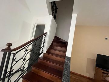 Casa en venta en La Lucila, de Libertador al Rio como a estrenar.