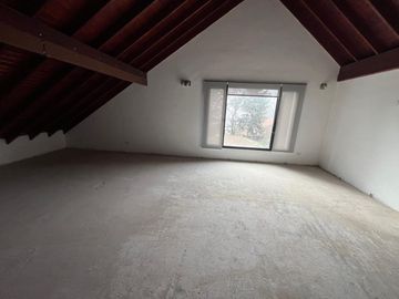 Casa en venta en La Lucila, de Libertador al Rio como a estrenar.