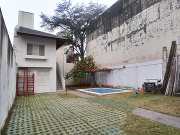 Casa en venta en La Lucila, de Libertador al Rio como a estrenar.