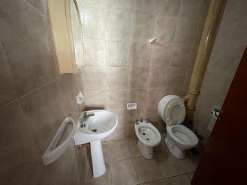 Casa en venta en La Lucila, de Libertador al Rio como a estrenar.