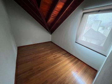 Casa en venta en La Lucila, de Libertador al Rio como a estrenar.