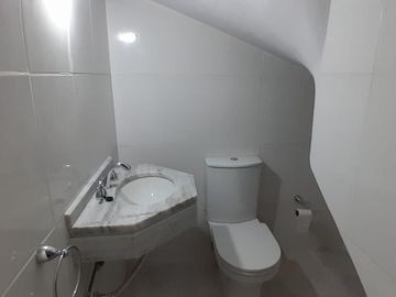 Casa en venta en La Lucila, de Libertador al Rio como a estrenar.