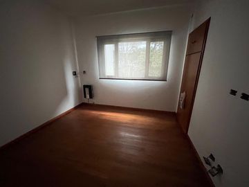 Casa en venta en La Lucila, de Libertador al Rio como a estrenar.