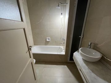Casa en venta en La Lucila, de Libertador al Rio como a estrenar.