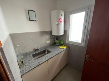Casa en venta en La Lucila, de Libertador al Rio como a estrenar.