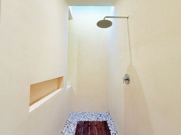 𝐂𝐀𝐒𝐀 𝐃𝐄 𝐔𝐍𝐀 𝐏𝐋𝐀𝐍𝐓𝐀 EN PRIVADA CON EXTENSO TERRENO