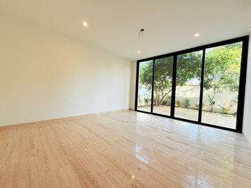Casa en venta en la privada Oasis, Yucatán Country Club