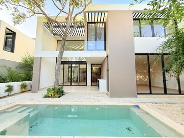 Casa en venta en la privada Oasis, Yucatán Country Club