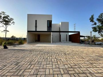 Casa EN VENTA de 4 recámaras en Soluna Temozón