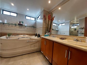 Apartamento en venta, en laureles