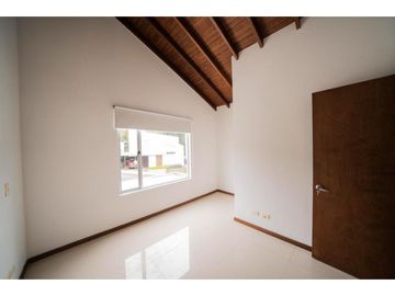 HERMOSA CASA A LA VENTA EN EL RETIRO SECTOR LA MARIA UNIDAD CERRADA