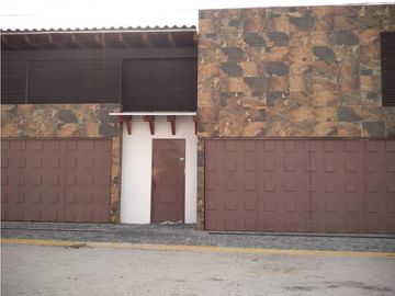 Residencia En Venta En Rincón De La Calera Con Alberca