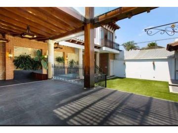 Residencia En Venta En Rincón De La Calera Con Alberca