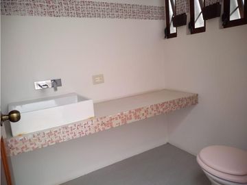 Residencia En Venta En Rincón De La Calera Con Alberca