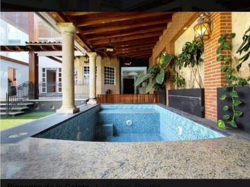 Residencia En Venta En Rincón De La Calera Con Alberca