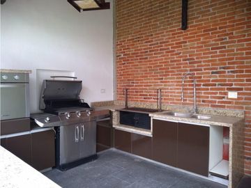 Residencia En Venta En Rincón De La Calera Con Alberca