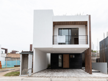 Casa en venta en Fracc. Montesierra, en la zona de la Carcaña con acabados de lujo