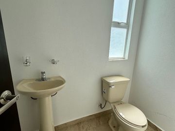 Amplia casa de 3 niveles en privada con amenidades