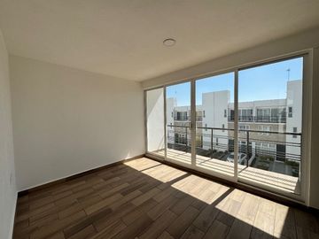 Amplia casa de 3 niveles en privada con amenidades