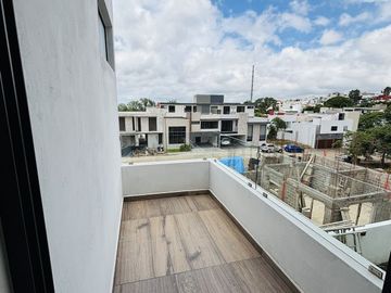 Preventa en Fracc. Paseo de la Reina/Monte Magno- 4 habitaciones y jardín