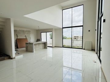 Preventa en Fracc. Paseo de la Reina/Monte Magno- 4 habitaciones y jardín