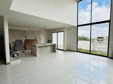 Preventa en Fracc. Paseo de la Reina/Monte Magno- 4 habitaciones y jardín