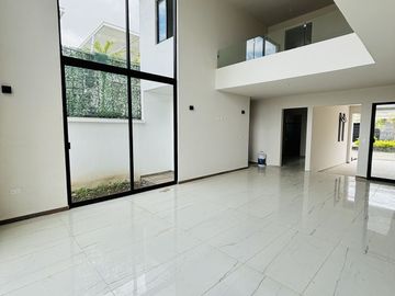 Preventa en Fracc. Paseo de la Reina/Monte Magno- 4 habitaciones y jardín