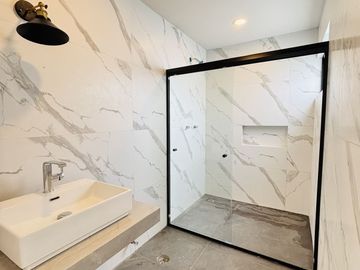 Preventa en Fracc. Paseo de la Reina/Monte Magno- 4 habitaciones y jardín