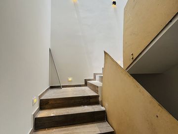 Preventa en Fracc. Paseo de la Reina/Monte Magno- 4 habitaciones y jardín