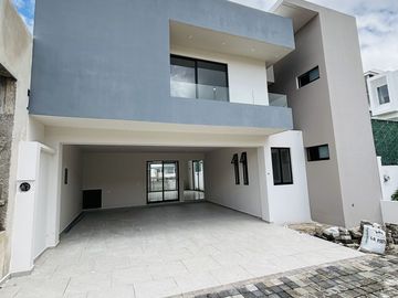 Preventa en Fracc. Paseo de la Reina/Monte Magno- 4 habitaciones y jardín