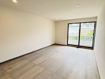 Preventa en Fracc. Paseo de la Reina/Monte Magno- 4 habitaciones y jardín