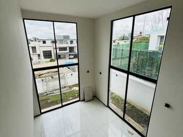 Preventa en Fracc. Paseo de la Reina/Monte Magno- 4 habitaciones y jardín