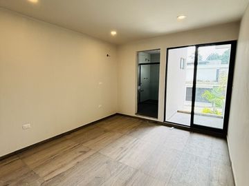 Preventa en Fracc. Paseo de la Reina/Monte Magno- 4 habitaciones y jardín