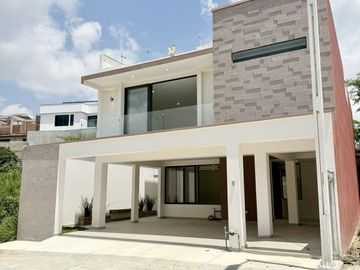 Casa en venta en Fracc. Privado Monte Magno- Habitación en PB y jardín