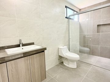 Casa en venta en Fracc. Privado Monte Magno- Habitación en PB y jardín
