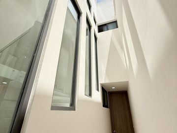 Casa en venta en Fracc. Privado Monte Magno- Habitación en PB y jardín