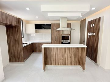 Casa en venta en Fracc. Privado Monte Magno- Habitación en PB y jardín