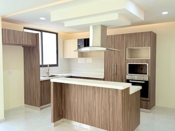 Casa en venta en Fracc. Privado Monte Magno- Habitación en PB y jardín