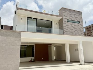 Casa en venta en Fracc. Privado Monte Magno- Habitación en PB y jardín