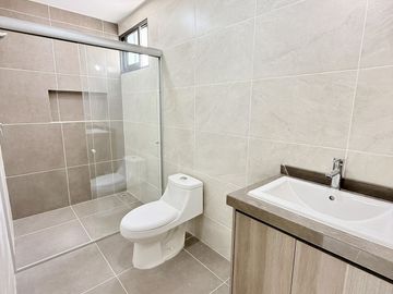 Casa en venta en Fracc. Privado Monte Magno- Habitación en PB y jardín