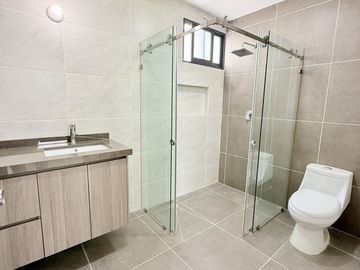 Casa en venta en Fracc. Privado Monte Magno- Habitación en PB y jardín