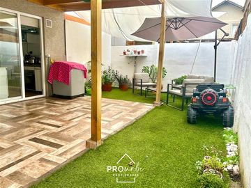 Casa en Venta en Casa con Excelente Distribución, 3D 2B de 2 Pisos, Baquedano, SanBernardo