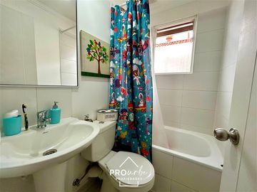 Casa en Venta en Casa con Excelente Distribución, 3D 2B de 2 Pisos, Baquedano, SanBernardo