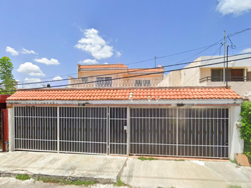 Casa en Venta Villas del Sol,a Media cuadra de la Av. 60 Merida, Yucatan