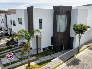 Casa en venta en esquina Parque Aguascalientes Lomas de Angelopolis Puebla
