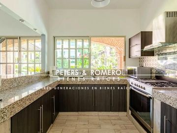 Casa en Venta en Jardines de Cuernavaca con Uso para Hotel