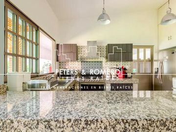 Casa en Venta en Jardines de Cuernavaca con Uso para Hotel
